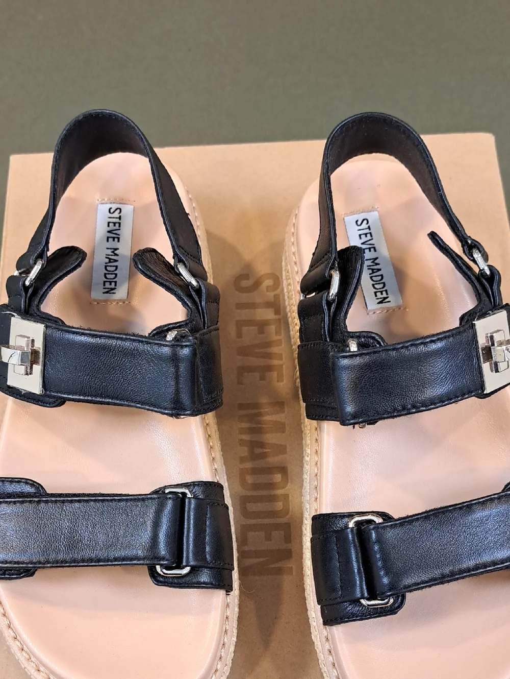 Steve Madden Bigmona Sandals - Color: Black Leather / Natural Raaffia - Size: 7 - Picture 4 of 9